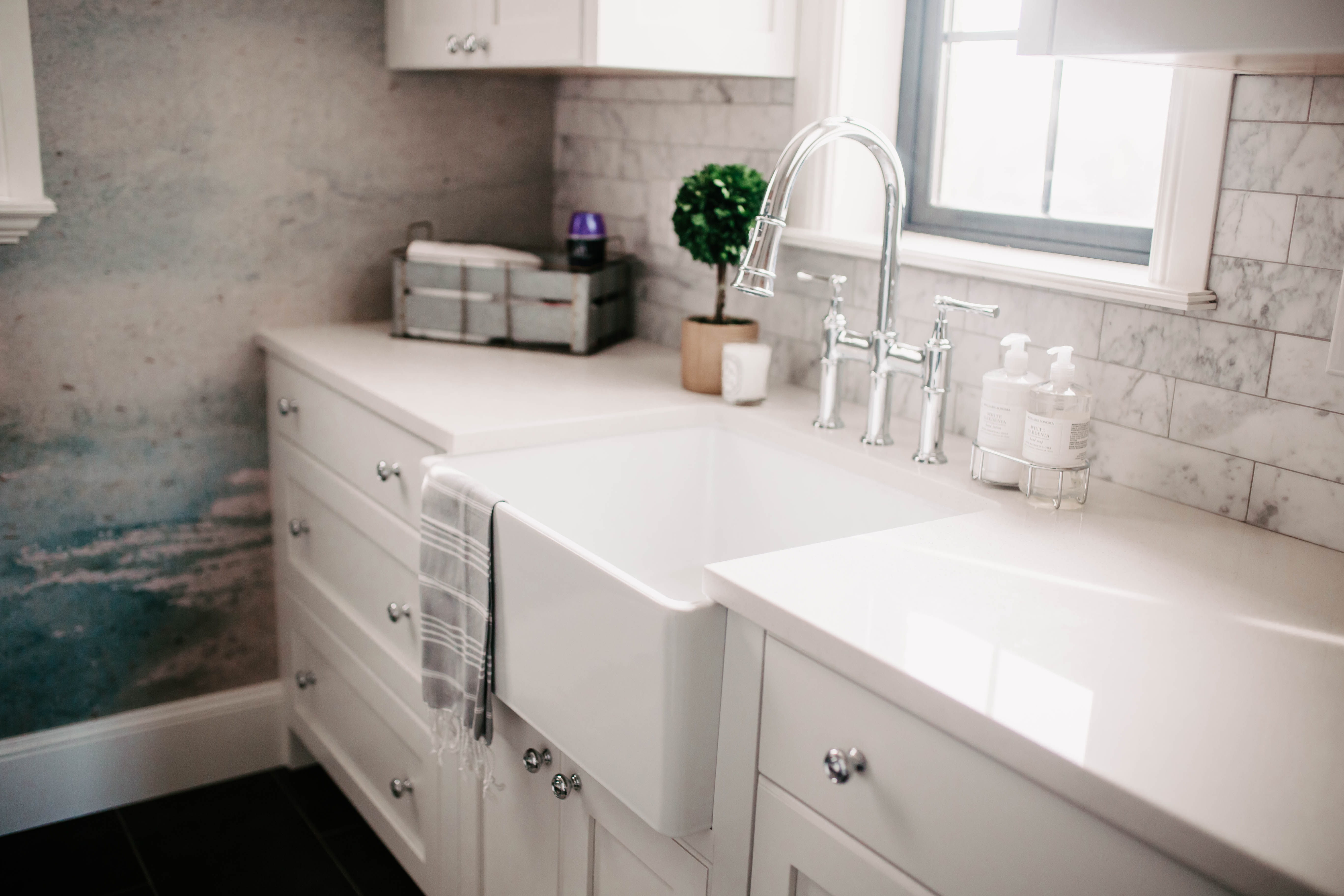 kitchen pantry with sink